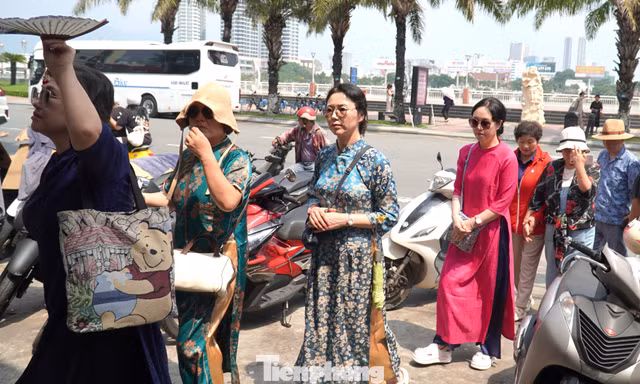 Khách Tây 'may nóng' áo dài, đu trend chụp ảnh Tết Việt