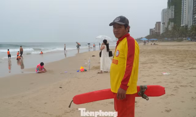 Hỗ trợ 100.000 đồng/người mỗi ca trực đêm cho lực lượng cứu hộ biển Đà Nẵng