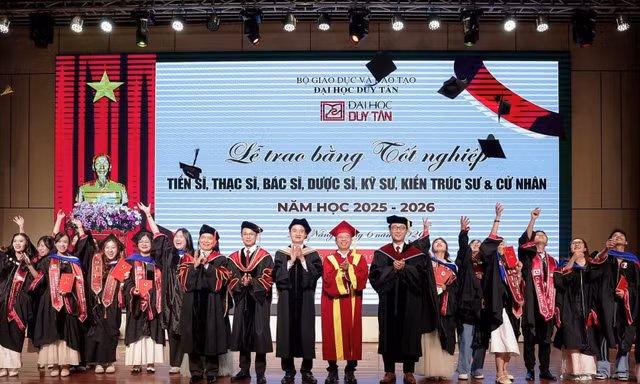 Đại học Duy Tân trao bằng tốt nghiệp, thưởng hơn 12 tỷ đồng cho sinh viên xuất sắc