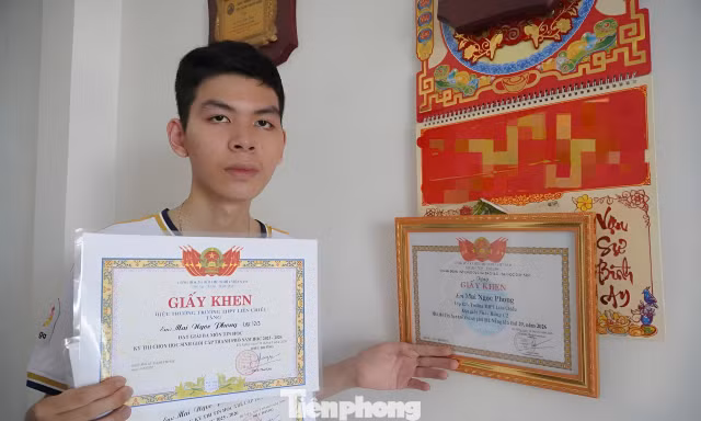 Nam sinh năn nỉ mẹ xoay học phí để được lên giảng đường