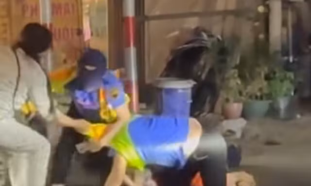 Người phụ nữ vượt rào chắn tàu, hành hung hai nhân viên đường sắt