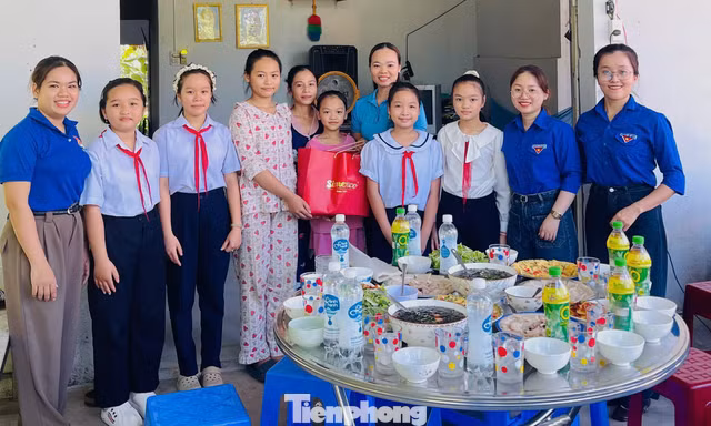 Cô trò mang 'bữa cơm đội viên' sưởi ấm nhà học sinh khó khăn