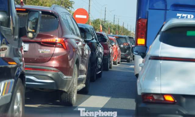 Ô tô nối đuôi bò trên quốc lộ qua miền Trung