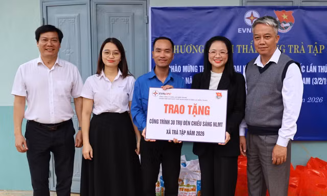 30 trụ đèn năng lượng mặt trời thắp sáng xã Trà Tập