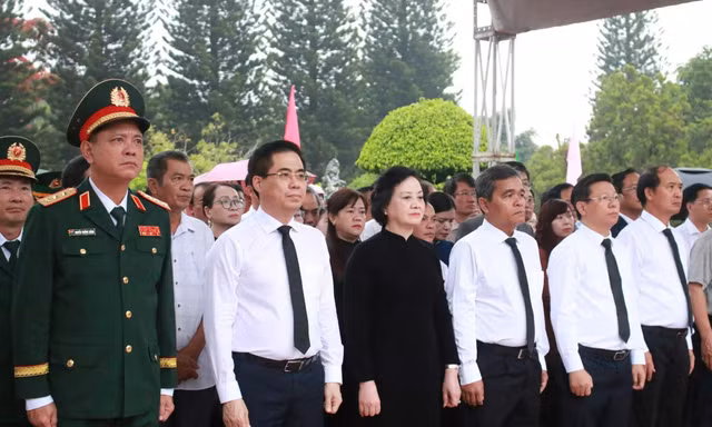 Nghẹn lòng lễ an táng 16 liệt sĩ quân tình nguyện hy sinh ở Lào và Campuchia