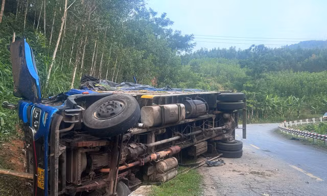 Lật xe tải trên đèo khiến nhiều người thương vong