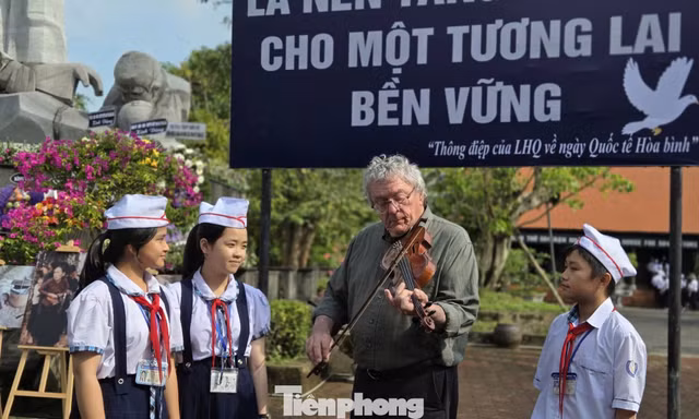 Lần thứ 28 cựu binh Hoa Kỳ vượt nửa vòng trái đất về Mỹ Lai kéo vĩ cầm tưởng niệm 504 nạn nhân vụ thảm sát