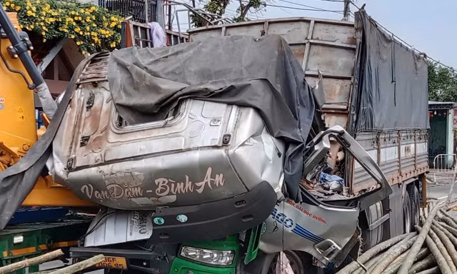 Xe tải biến dạng kỳ quái, phụ xe tử vong sau cú va chạm kinh hoàng trên quốc lộ