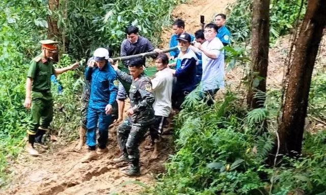 Băng rừng vượt sạt lở, khiêng sản phụ nguy kịch đi cấp cứu