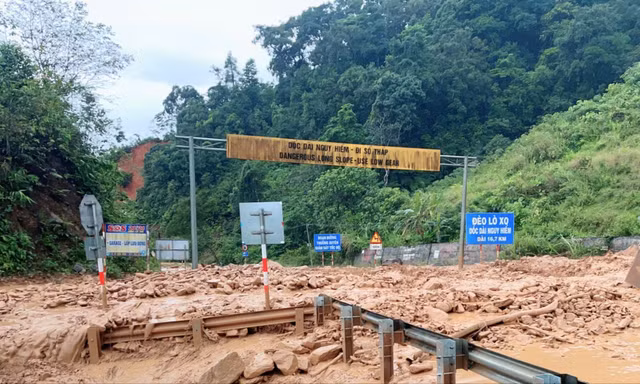 Quảng Ngãi: Sạt lở bủa vây trên đèo Lò Xo, một xe múc bị mắt kẹt