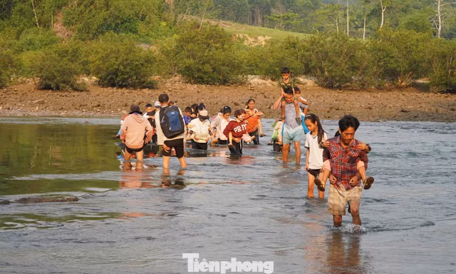 Cha mẹ liều mình cõng con lội sông dữ đến trường mỗi ngày