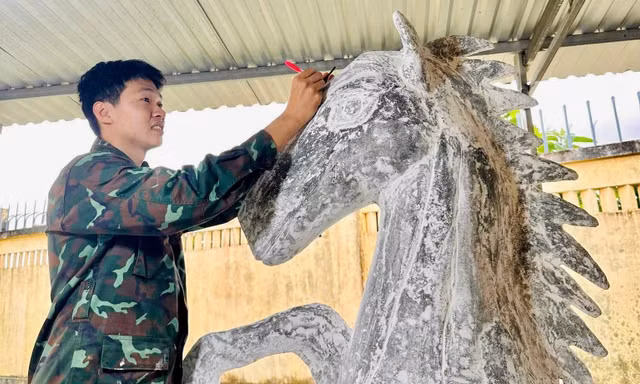 Lính trẻ đắp linh vật Ngựa đón Tết Nguyên đán