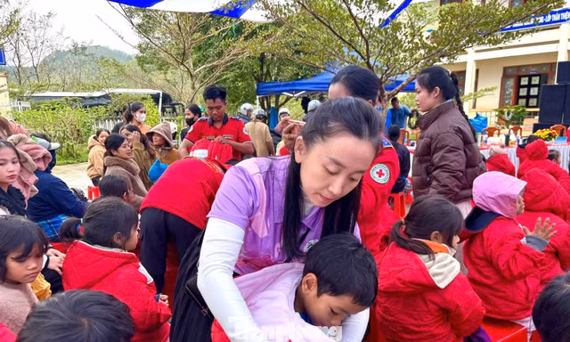 Đông ấm yêu thương đến với vùng cao Quảng Ngãi