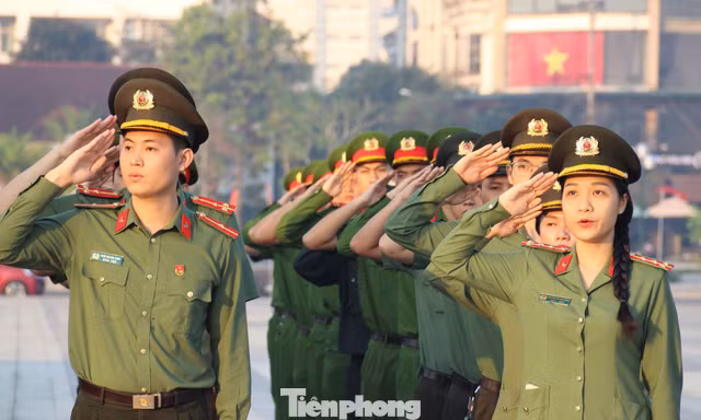 Các em học sinh tỉnh Bắc Ninh đồng loạt chào cờ trước giờ khai mạc Đại hội Đảng toàn quốc lần thứ XIV.