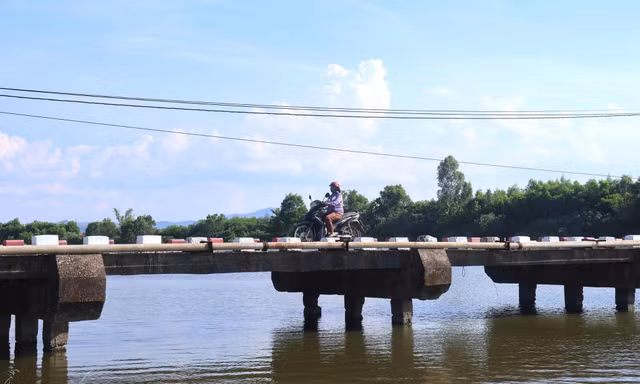 Nơm nớp lo sợ khi qua những cây cầu 'già nua' ở Quảng Ngãi