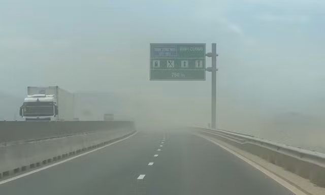 Nguyên nhân bụi mù mịt trên cao tốc Quảng Ngãi - Hoài Nhơn gây nguy hiểm cho lái xe