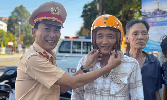 Người dân bất ngờ khi được CSGT Quảng Ngãi dừng xe tặng mũ bảo hiểm