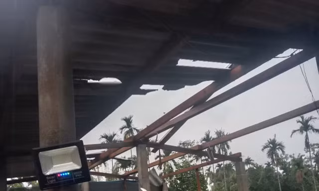 Gió lốc làm tốc mái hàng trăm ngôi nhà ở Quảng Ngãi