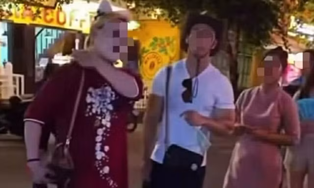 Xác minh du khách nước ngoài mặc phản cảm ở Hội An