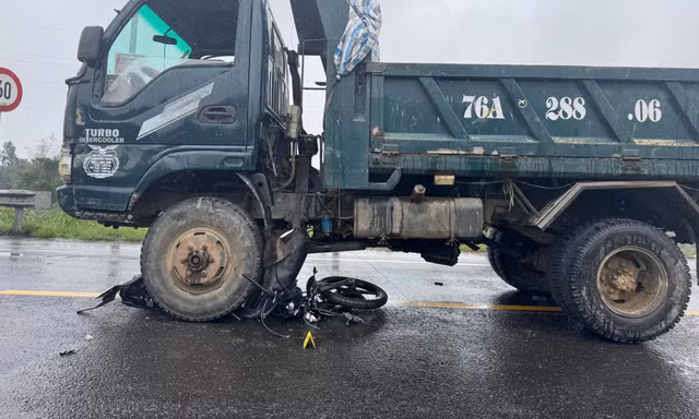 Vượt đèn đỏ trên đường dẫn cao tốc, một người bị xe tải đâm tử vong