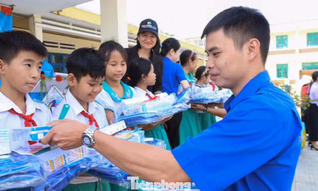 Báo Tiền Phong và Quỹ Vì Tầm Vóc Việt tiếp sức đồng bào vùng lũ Đà Nẵng