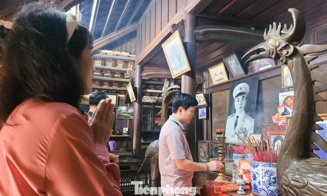 Người dân thăm nhà Đại tướng Võ Nguyên Giáp ngày đầu năm