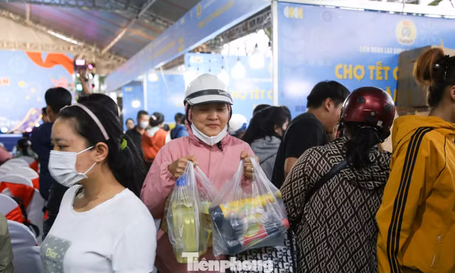 Công nhân Đà Nẵng chen chân sắm Tết 0 đồng ngay trong khu công nghiệp