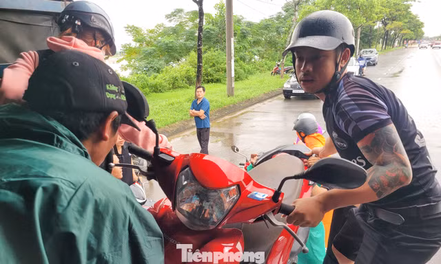 Những chuyến xe trung chuyển nghĩa tình giữa vùng nước ngập