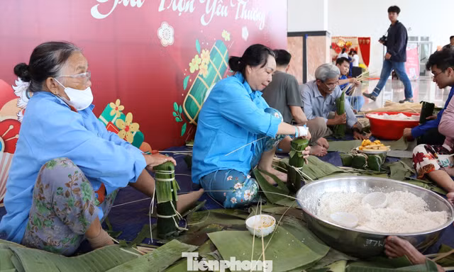 Bệnh nhân ung thư ở Đà Nẵng gói bánh tét, chụp ảnh áo dài đón Tết sớm