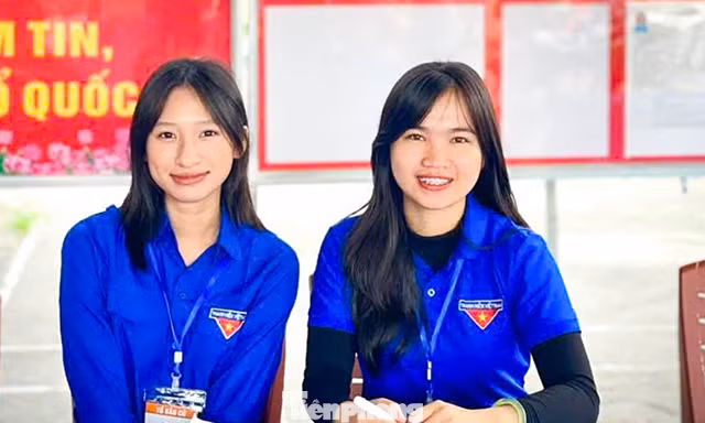 Cử tri 'áo xanh' vừa tình nguyện hỗ trợ bầu cử, vừa bỏ phiếu lần đầu
