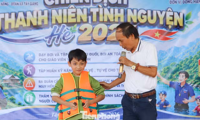 Áo xanh mang 'lá chắn' kỹ năng đến với trẻ em vùng núi Đà Nẵng