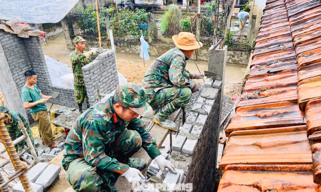 Lính tăng thiết giáp 'vượt nắng, thắng mưa’ dựng lại nhà cho người dân vùng lũ