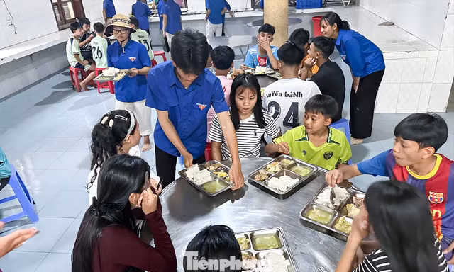 ‘Bữa cơm thanh niên’ tiếp sức sĩ tử vùng núi Đà Nẵng