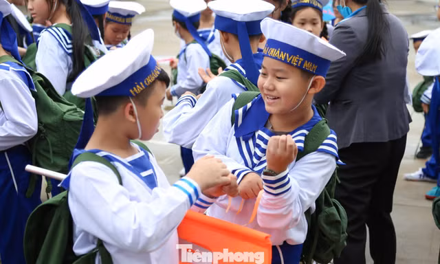 Khoác áo hải quân, 'chiến sĩ tí hon' Đà Nẵng học sống tự lập