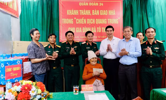 Gia Lai bàn giao ngôi nhà đầu tiên trong 'Chiến dịch Quang Trung'
