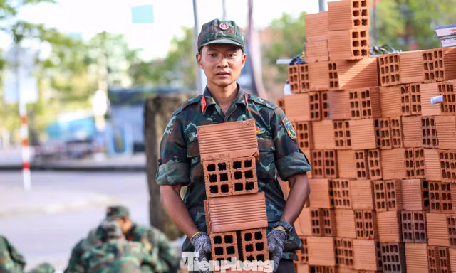 Hàng trăm bộ đội xây nhà cho người dân vùng lũ