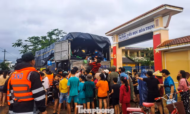 Nghĩa tình theo những chuyến xe vào ‘rốn lũ’ Hòa Thịnh