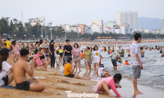 Các bãi biển đông nghịt người, nhìn thôi đã... ngộp 