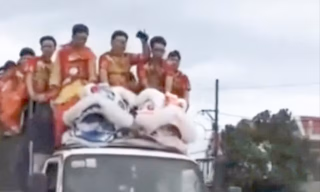 Nữ tài xế chở đoàn múa lân ngồi trên nóc xe tải bị xử phạt
