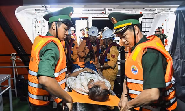 Cứu sống một ngư dân bị viêm ruột thừa đau dữ dội trên biển