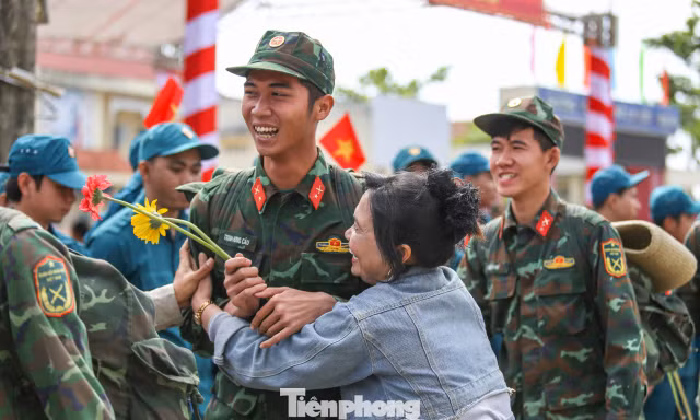 Bịn rịn phút chia tay bộ đội