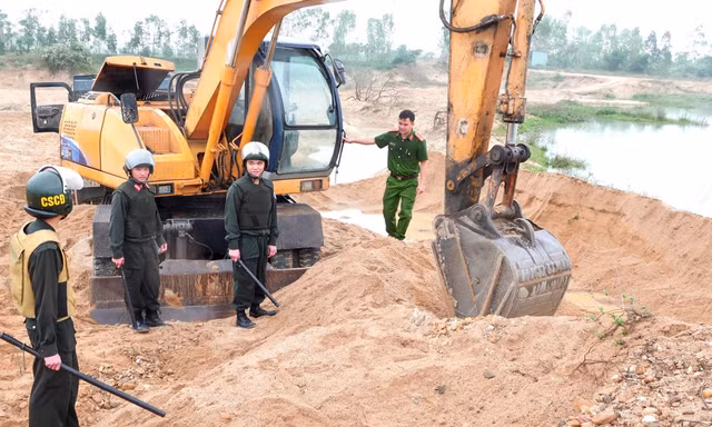 Hơn 100 cảnh sát đồng loạt đột kích 2 điểm khai thác cát trái phép ở Gia Lai