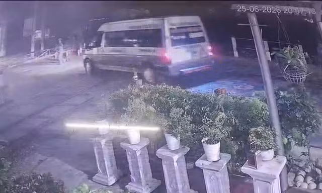 CLIP: Tài xế ô tô khách vượt rào chắn đường sắt 