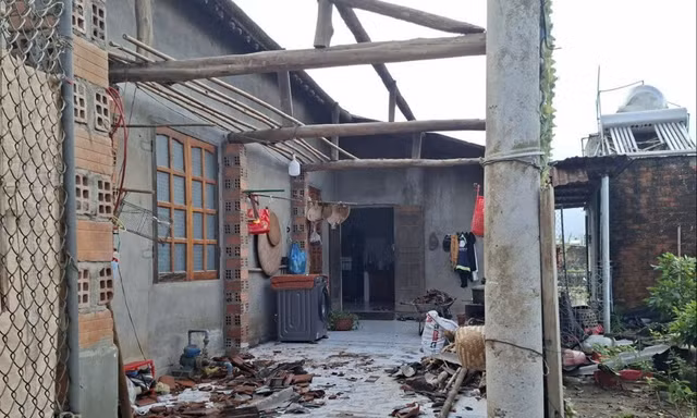 Lốc xoáy quét qua làm tốc mái 11 nhà dân tại Gia Lai