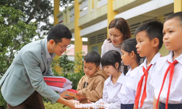 Những phần quà nghĩa tình tiếp sức học sinh vùng cao Đắk Lắk vượt khó học tốt