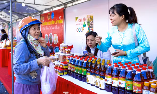 Đi chợ Tết chỉ bán hàng Việt ở Đà Nẵng