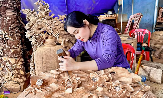 Đóa hoa làng giữa tiếng đục tiếng búa