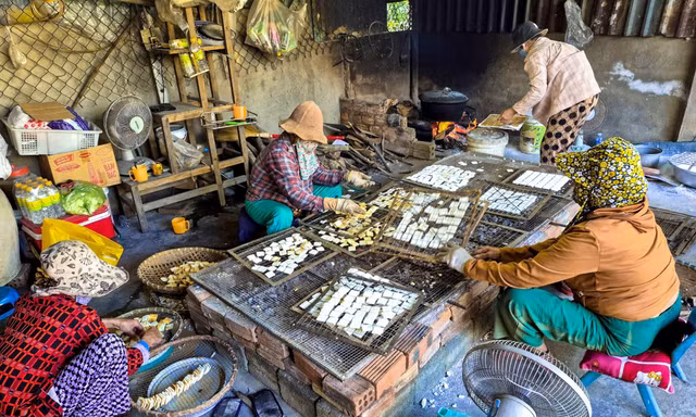 Nhộn nhịp làng bánh 'bảy lửa' nổi tiếng Đà Nẵng
