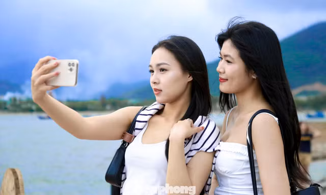 Giới trẻ đổ về tọa độ 'sống ảo' mới dưới chân đèo Hải Vân