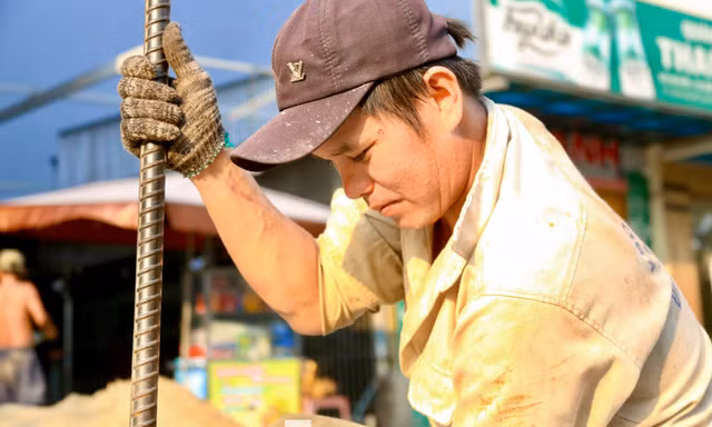 Nhọc nhằn mưu sinh giữa nắng nóng như đổ lửa 